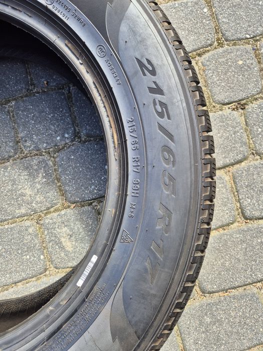 Opony zimowe 2 sztuki  Pirelli  R17.   215x65.  Nowe