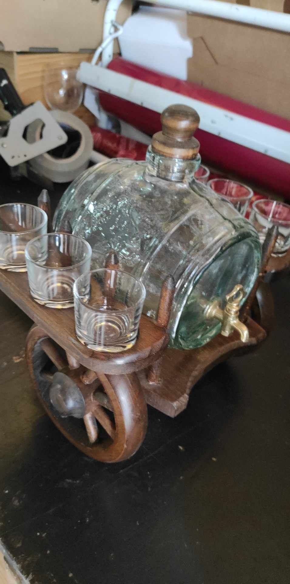 Carroça decorativa em madeira com barril em vidro trabalhado e copos