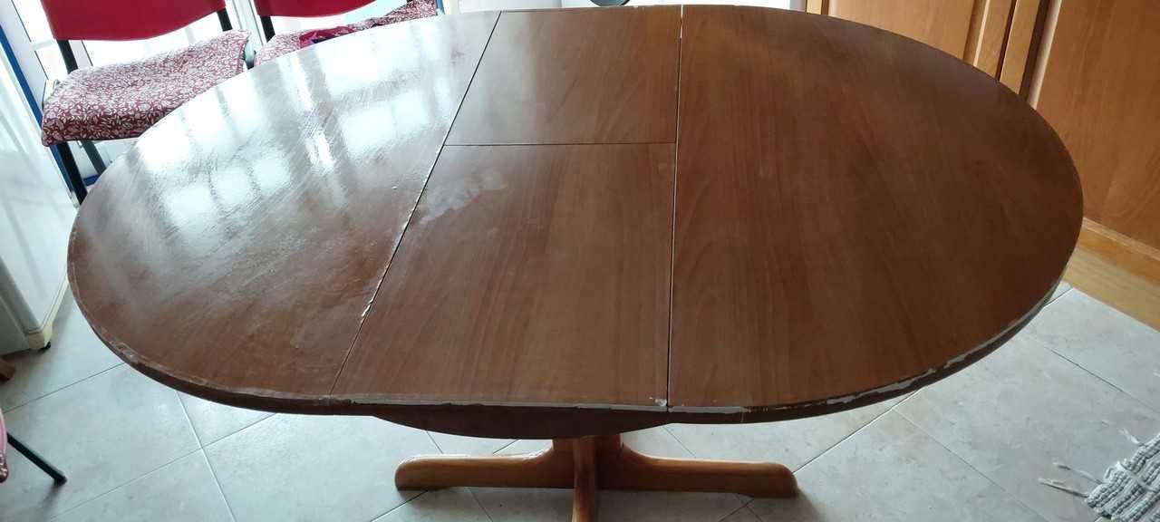 Mesa de jantar redonda extensível.