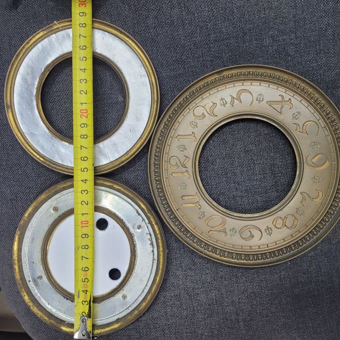 Stare tarcze do zegarów wiszących