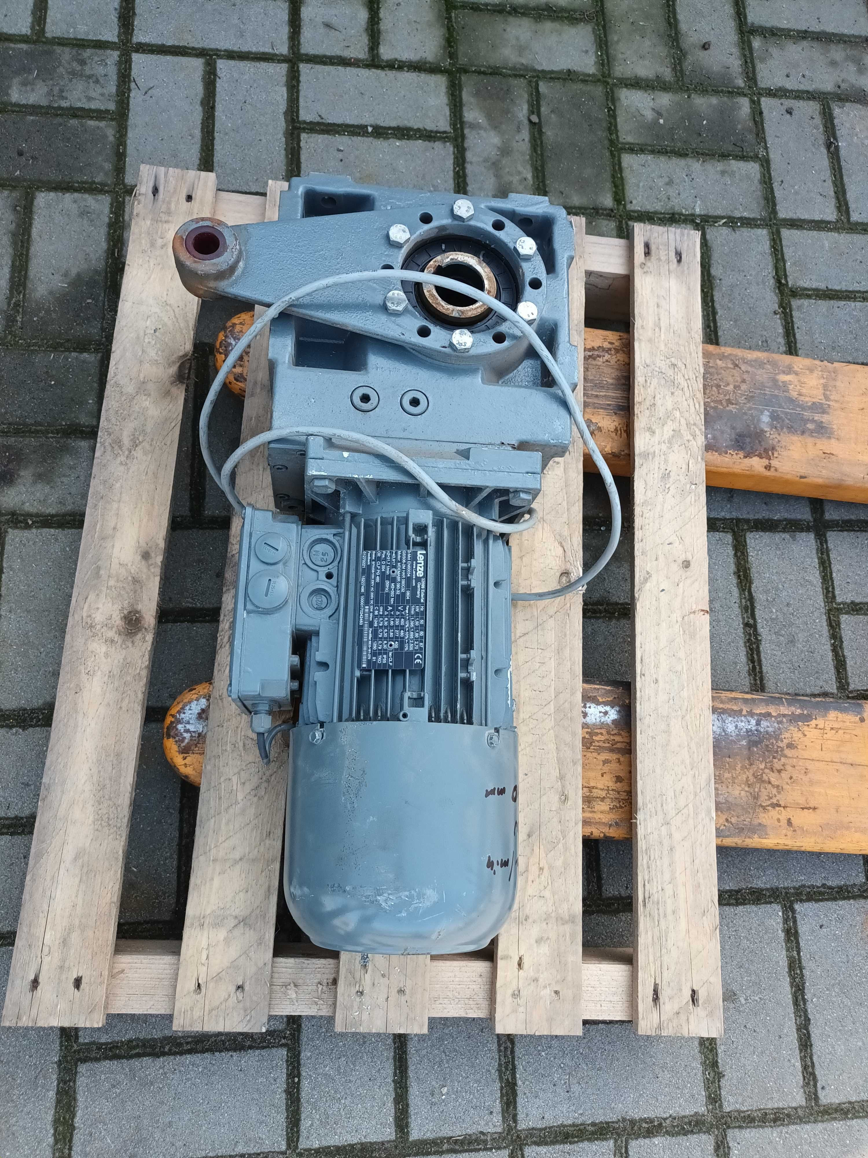 Motoreduktor lenze 1,5kw 32 obr/min oś 40mm z hamulcem