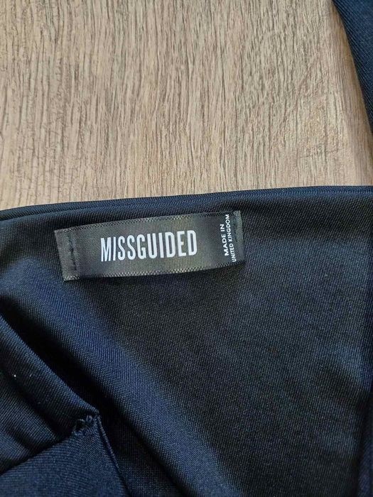 Чорний купальник з вирізом