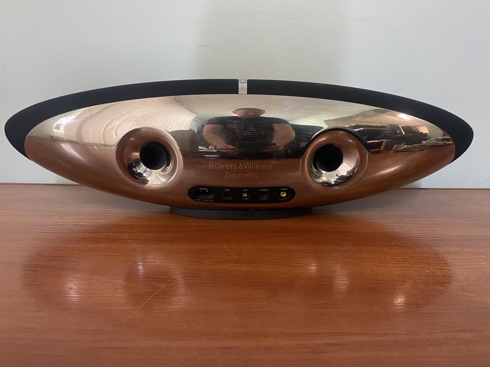 Bowers & Wilkins Zeppelin (акустична система iPod)