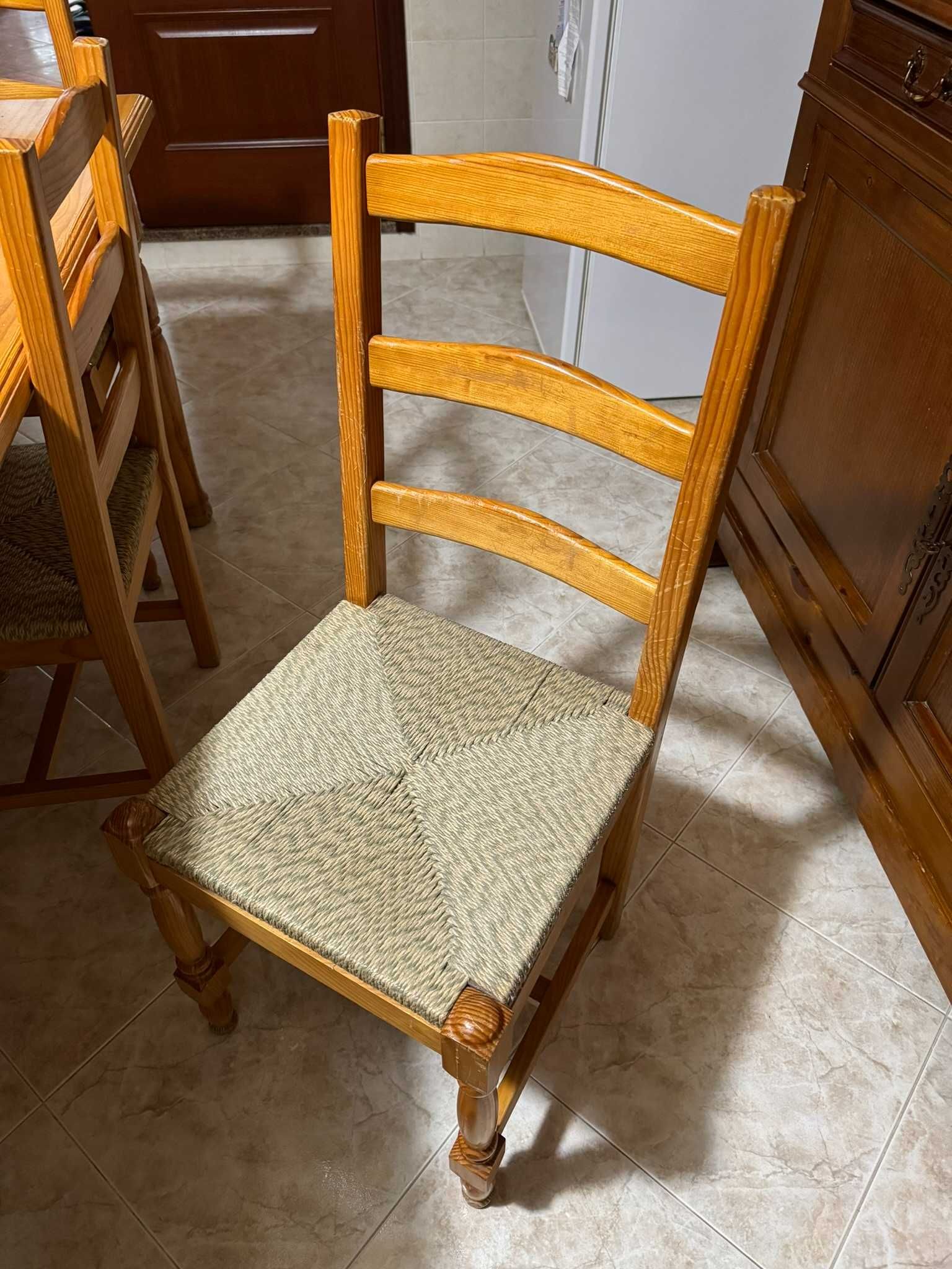 Mesa de jantar com cadeiras