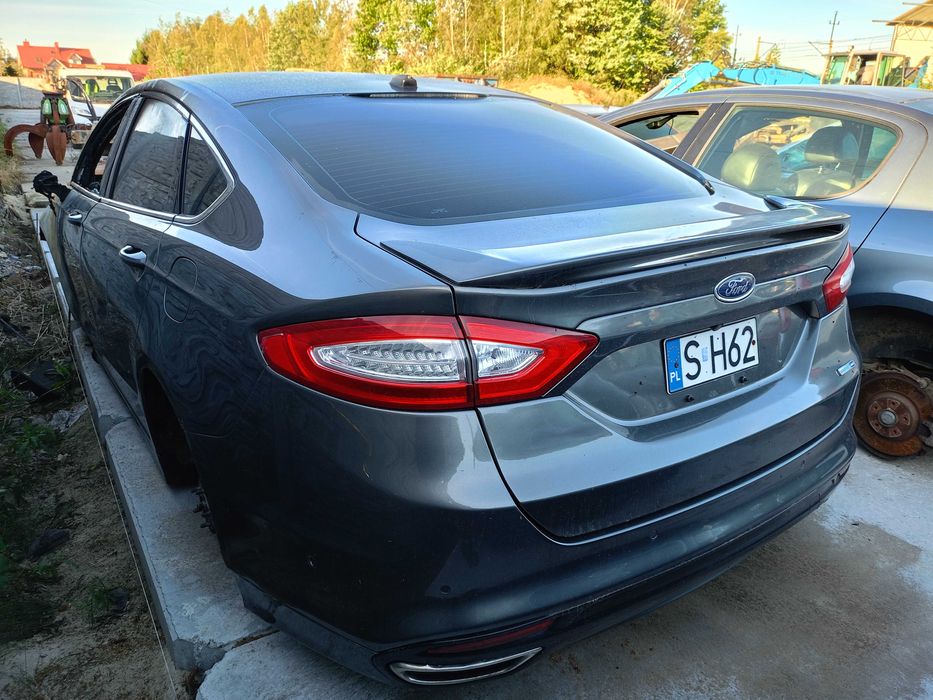Ford Fusion MK5 Sedan Klapa Zderzak Drzwi Ćwiartka Części J7 BW