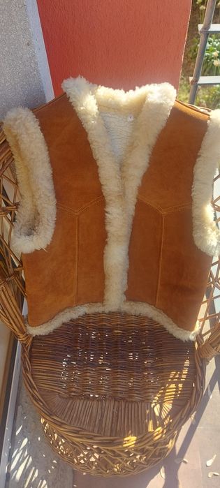 Colete em pele com fôrro de pelo