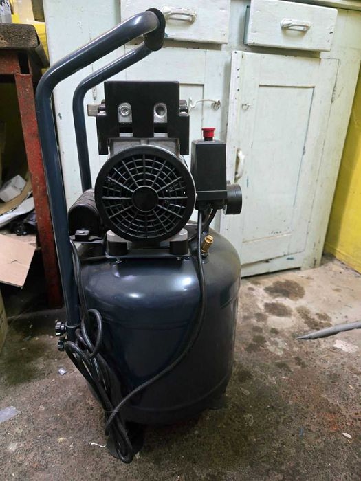 компресор безоливний вертикальний PROFILINE