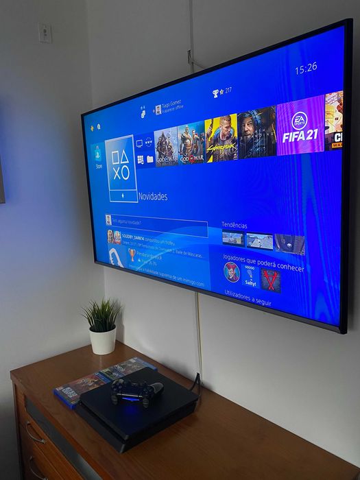 PlayStation 4 500GB + 2 Jogos + Comando Original - Tudo a funcionar!