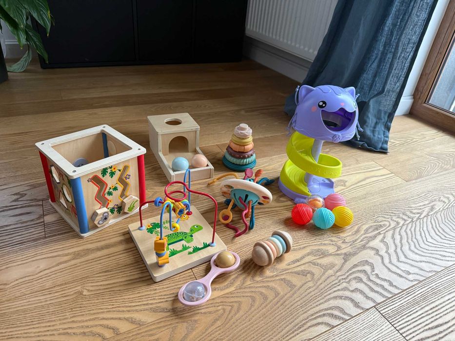 Zabawki wspierający rozwój manualny (7-16 miesięcy).