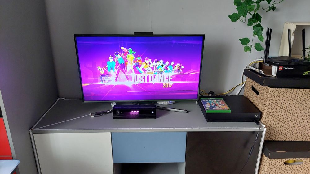 Zestaw XBOX One X 1TB, telewizor Samsung, Kinect, 3 pady, kierownica