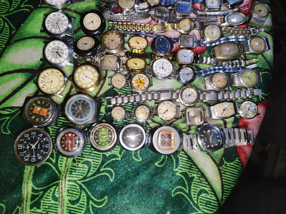 Різні механі годинники