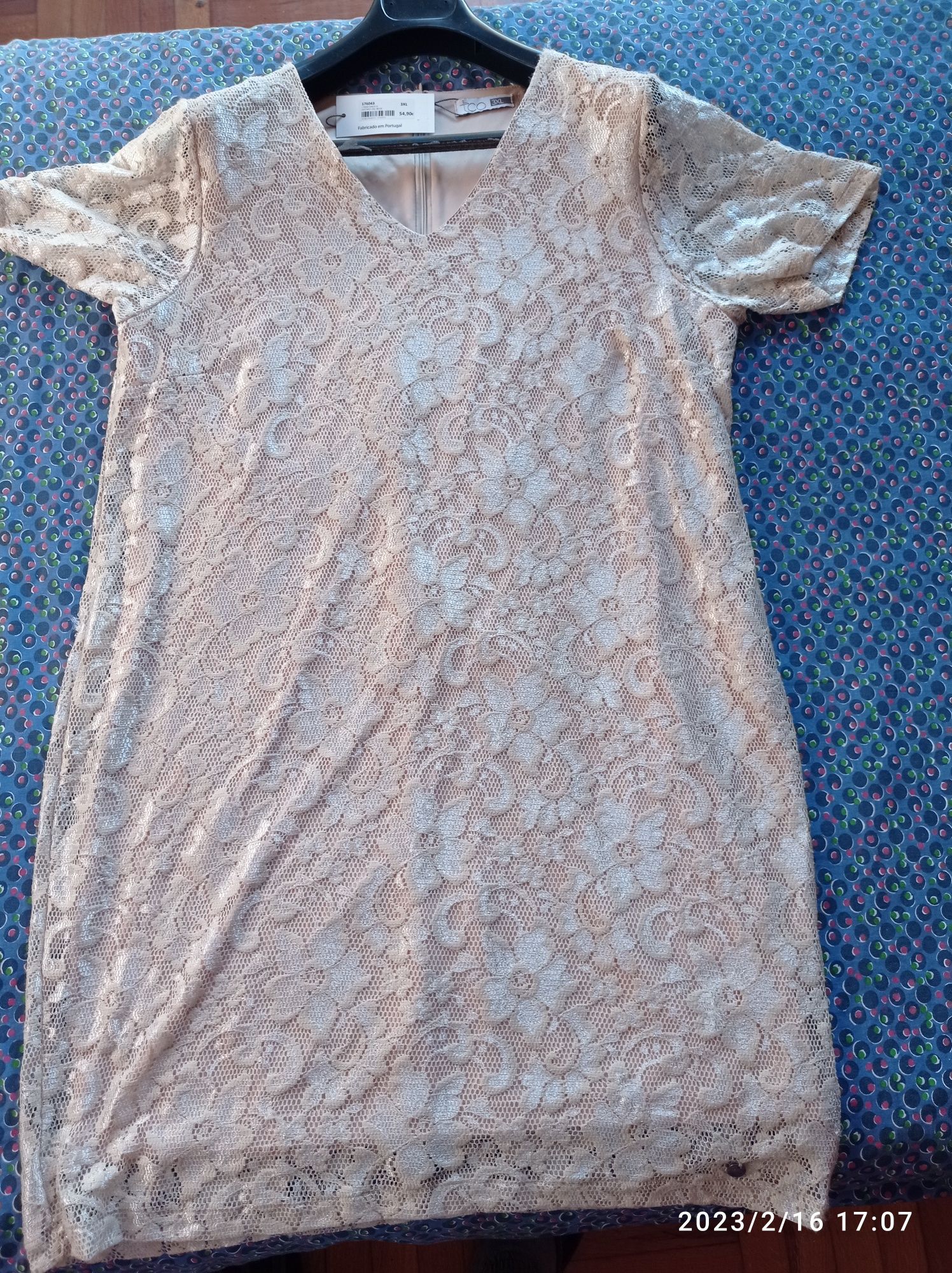 Vestido novo em tom beje