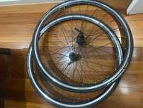 Rodas Shimano WH-RS100 com câmara de ar e pneus novos