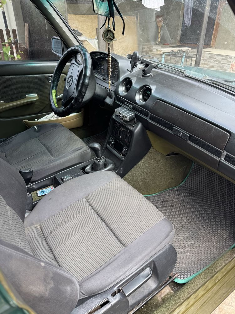 Mercedes W123 E230