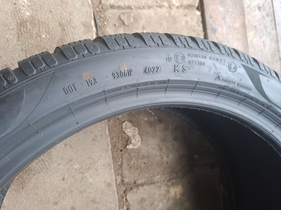 Opona Pirelli 245 40 R19 98V P zero Winter