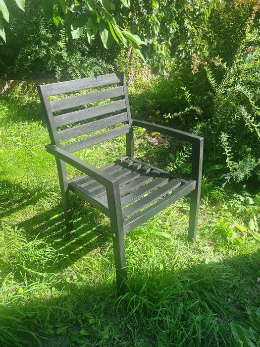 Drewniane czarne krzesło ogrodowe z podłokietnikami, wygodne, na taras