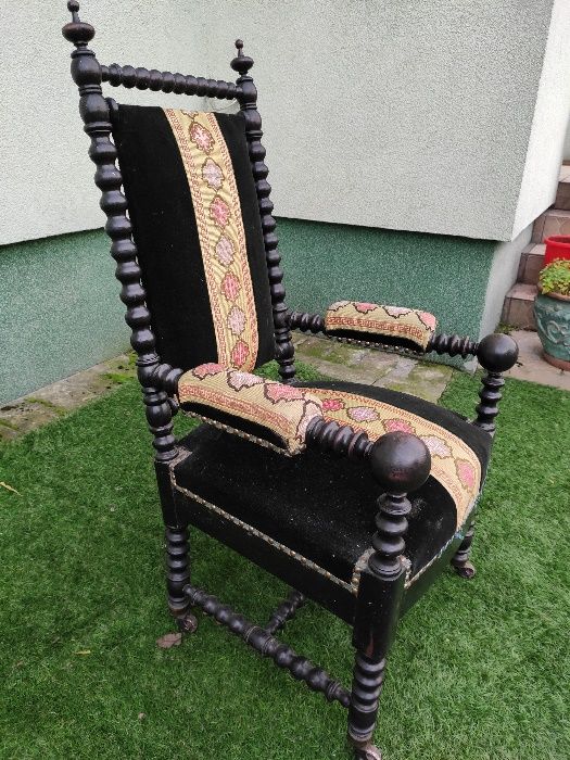 stary fotel tron w stylu Napoleona III