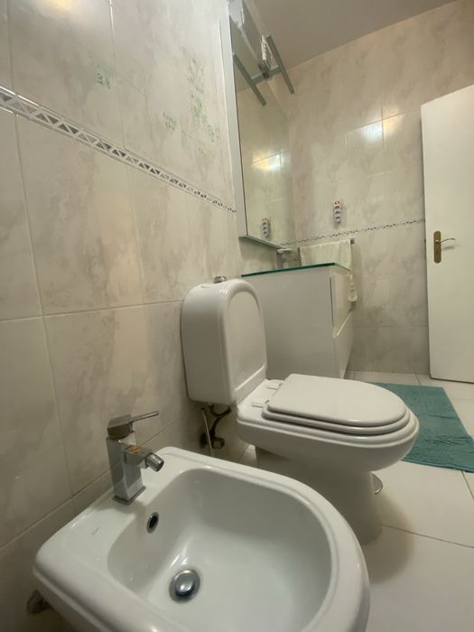 Móvel , espelho, torneiras , sanita e bidé wc