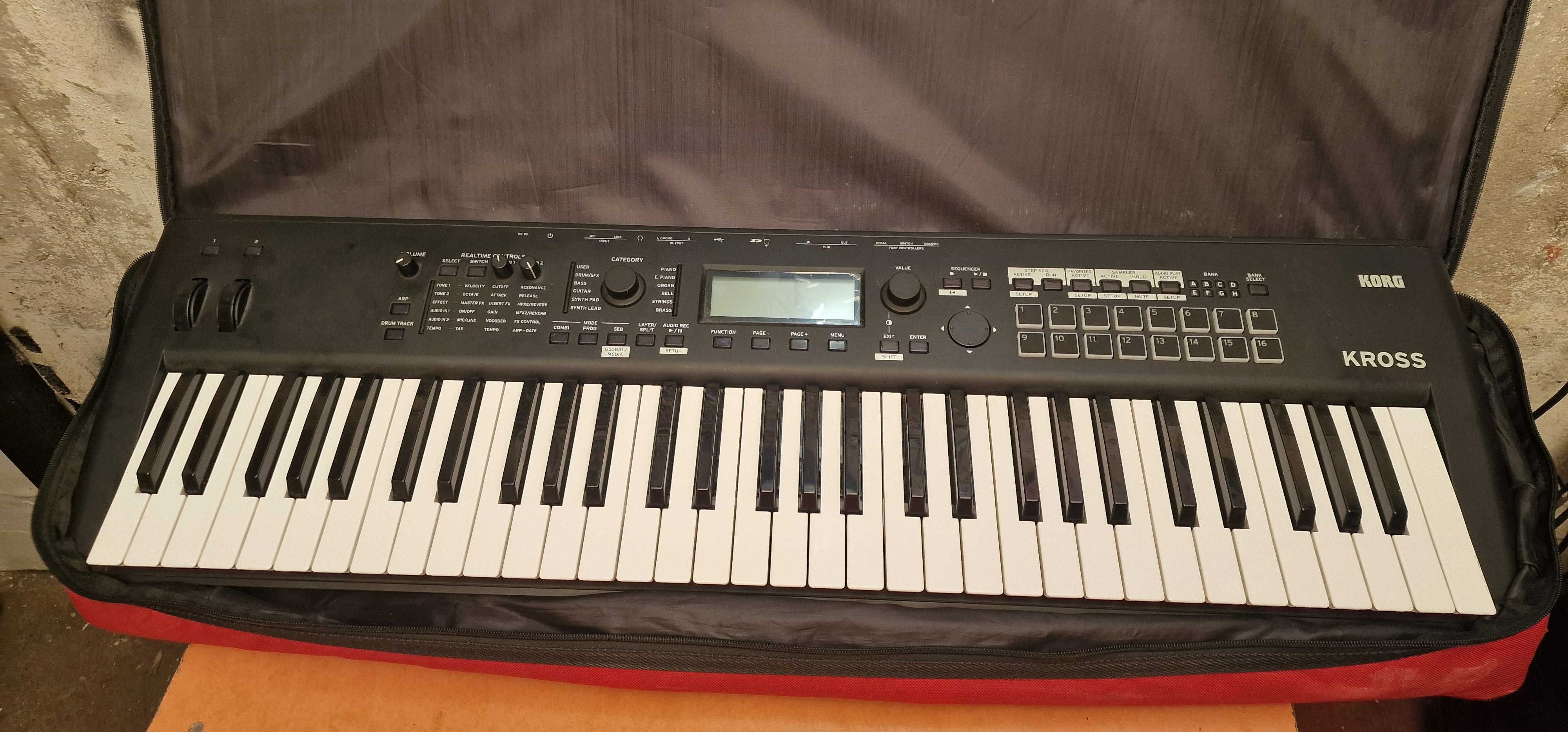 Korg Kross 2 - plus oryginalny czerwony pokrowiec. Stan B.dobry