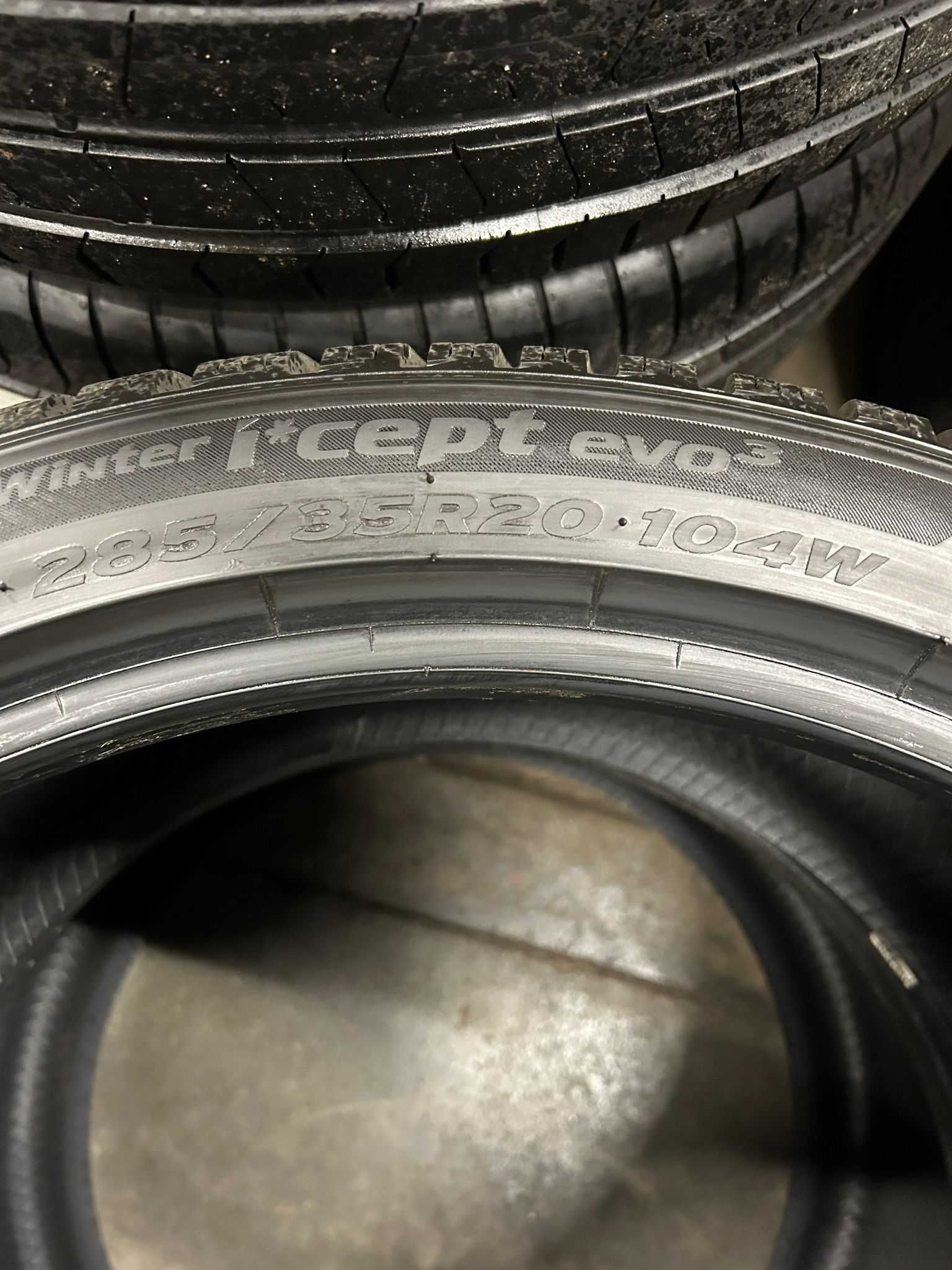 Hankook 285/35R20 104W, 255/40R20 101W Winter i*cept evo 3