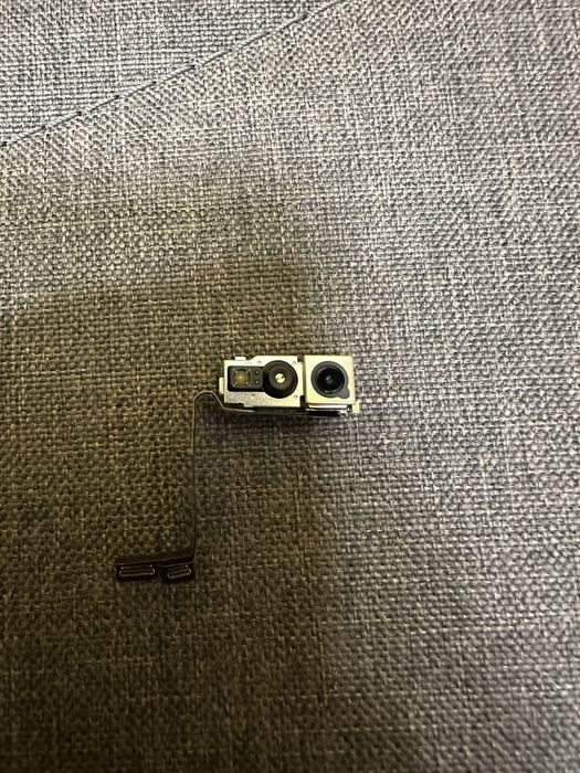 Фронтальна камера iPhone 16 Pro