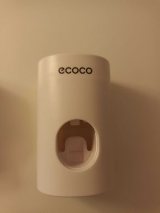 Vende-se loiça alusiva ao natal e material de wc 20.