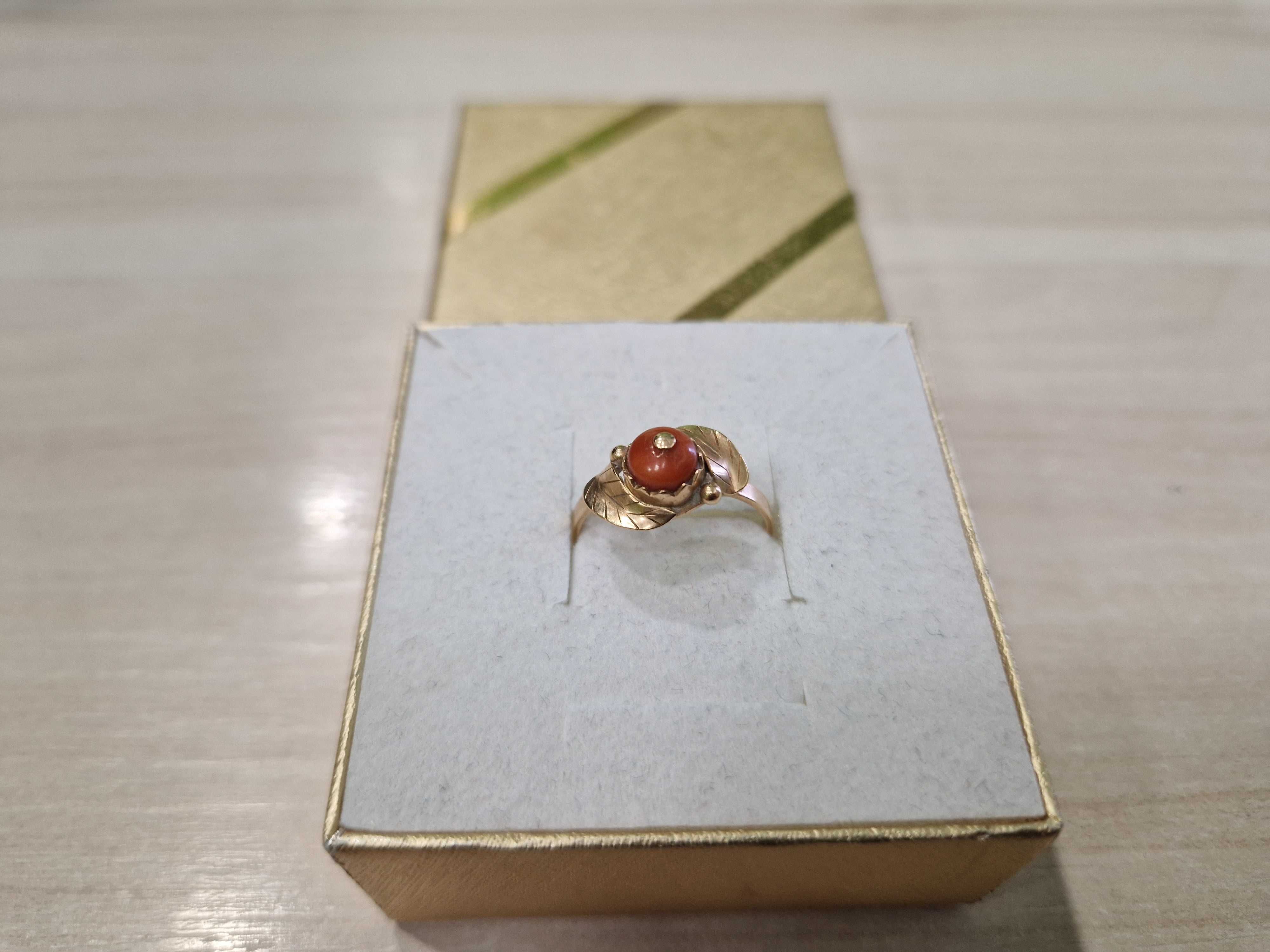 Złoty pierścionek z małym koralem PR 585