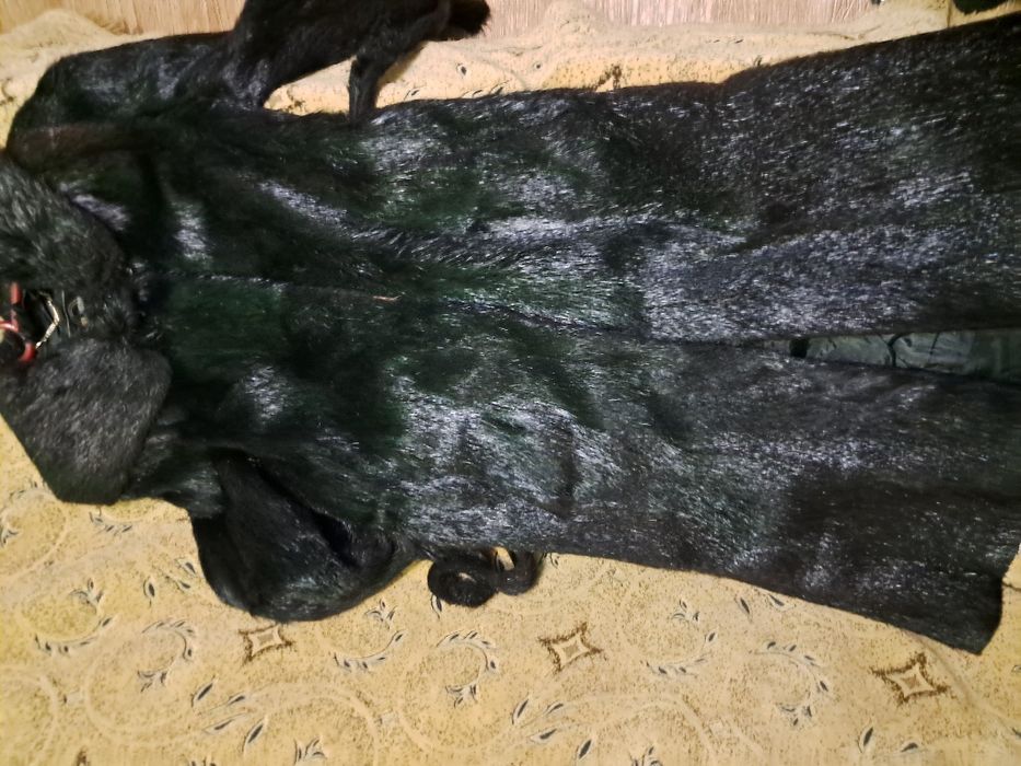 Продам шубку из нутрии с капюшоном, крой халатиком с разрезоми.