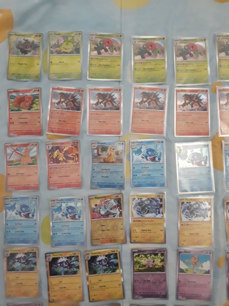 39 cartas Pokémon holos e reverses