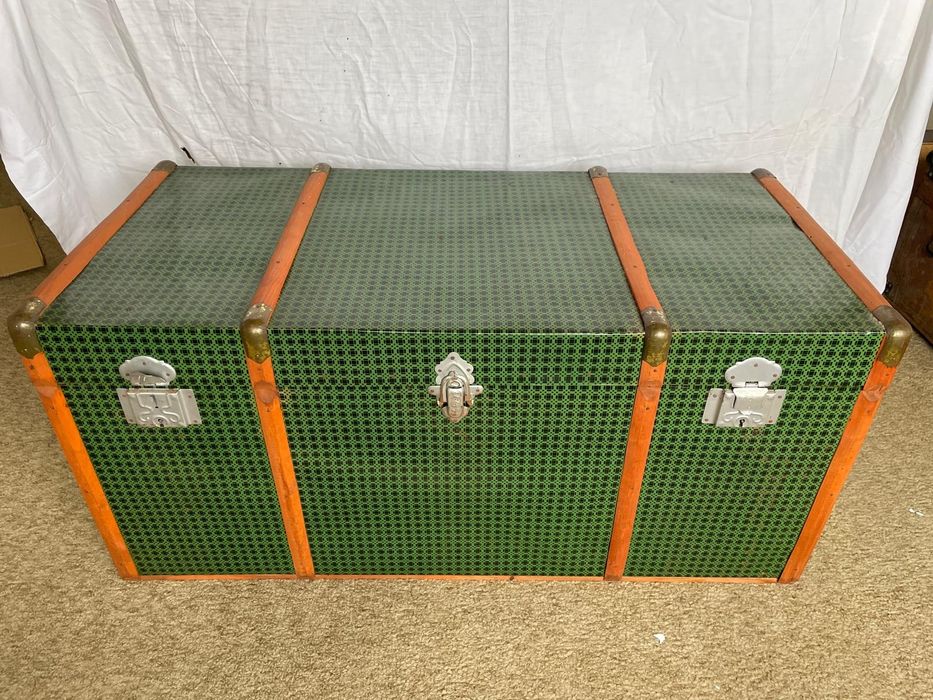 Mala de porão muito antiga para restauro