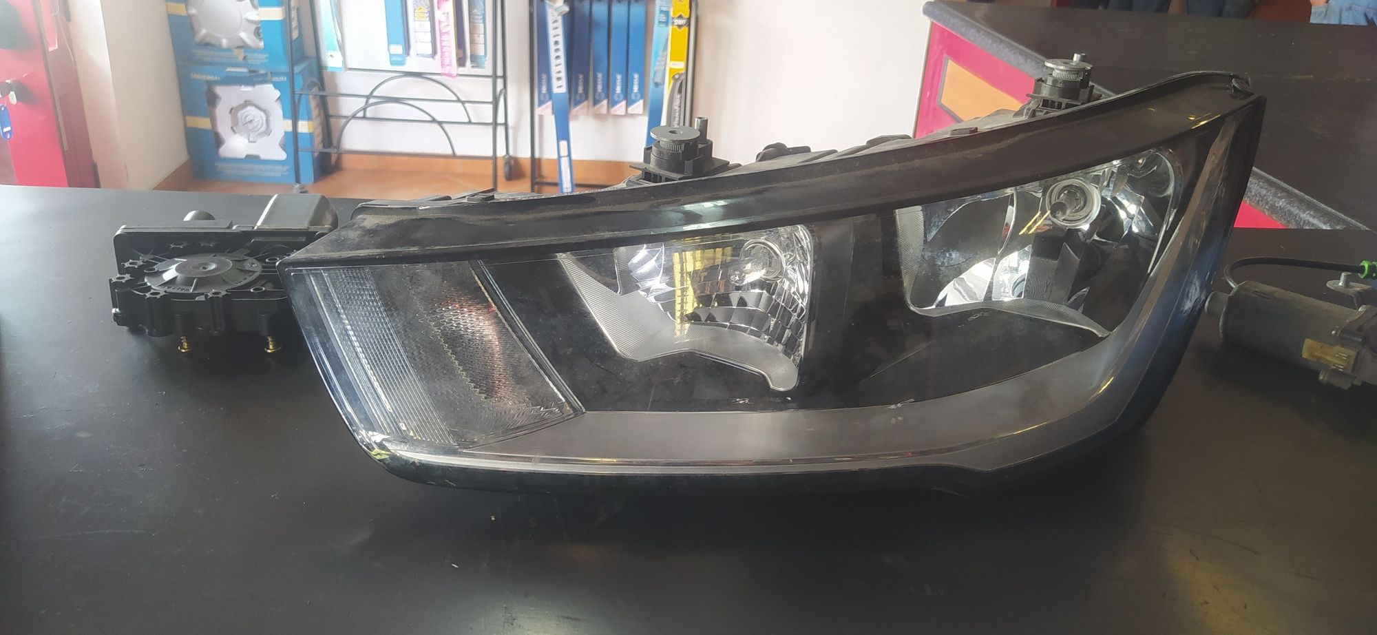 Farol Audi A1 esquerdo