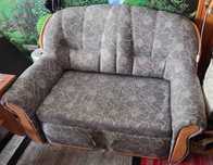 Sofa dwuosobowa rozkładana z szarym obiciem