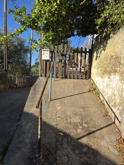 Vende se casa a precisar de obras