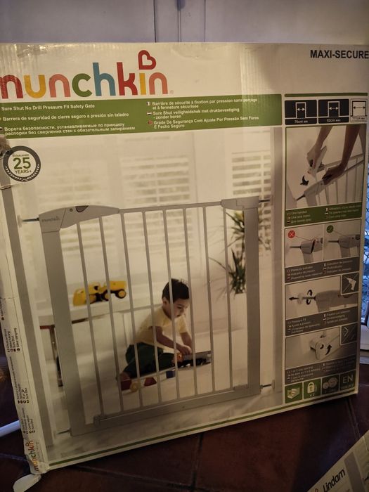 Porta de escada para bebé nova na caixa