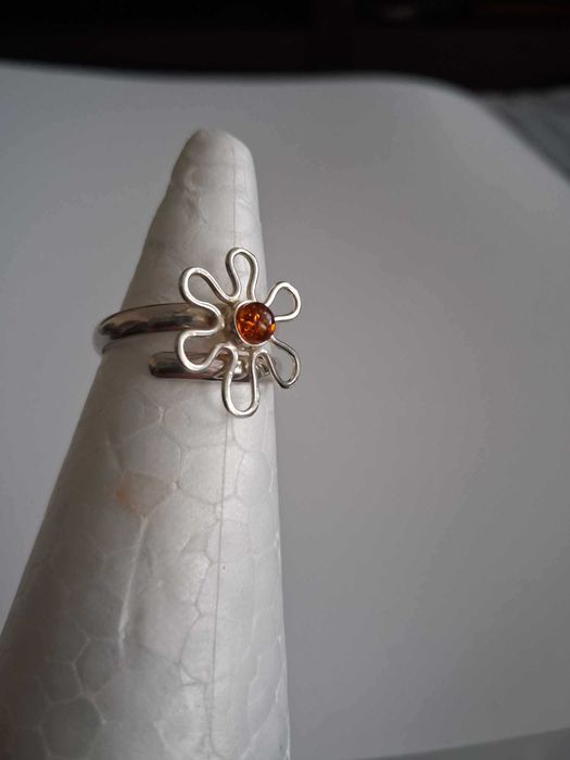 Pierścionek srebrny pr. 925 z bursztynem bałtyckim. Regulowany.