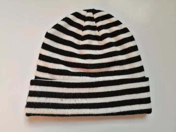 H&M Divided czapka w czarno białe pasy