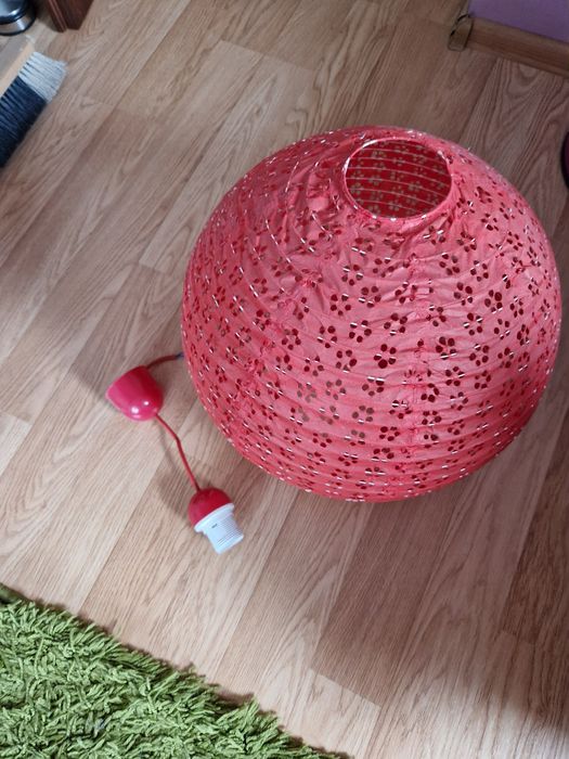 Czerwona lampa wisząca papierowa