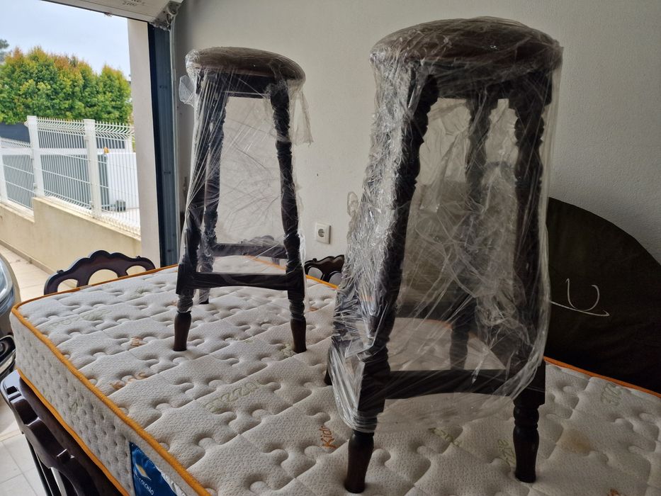 Par de Bancos de Bar em MOGNO Maciço com Assento em PELE Genuína