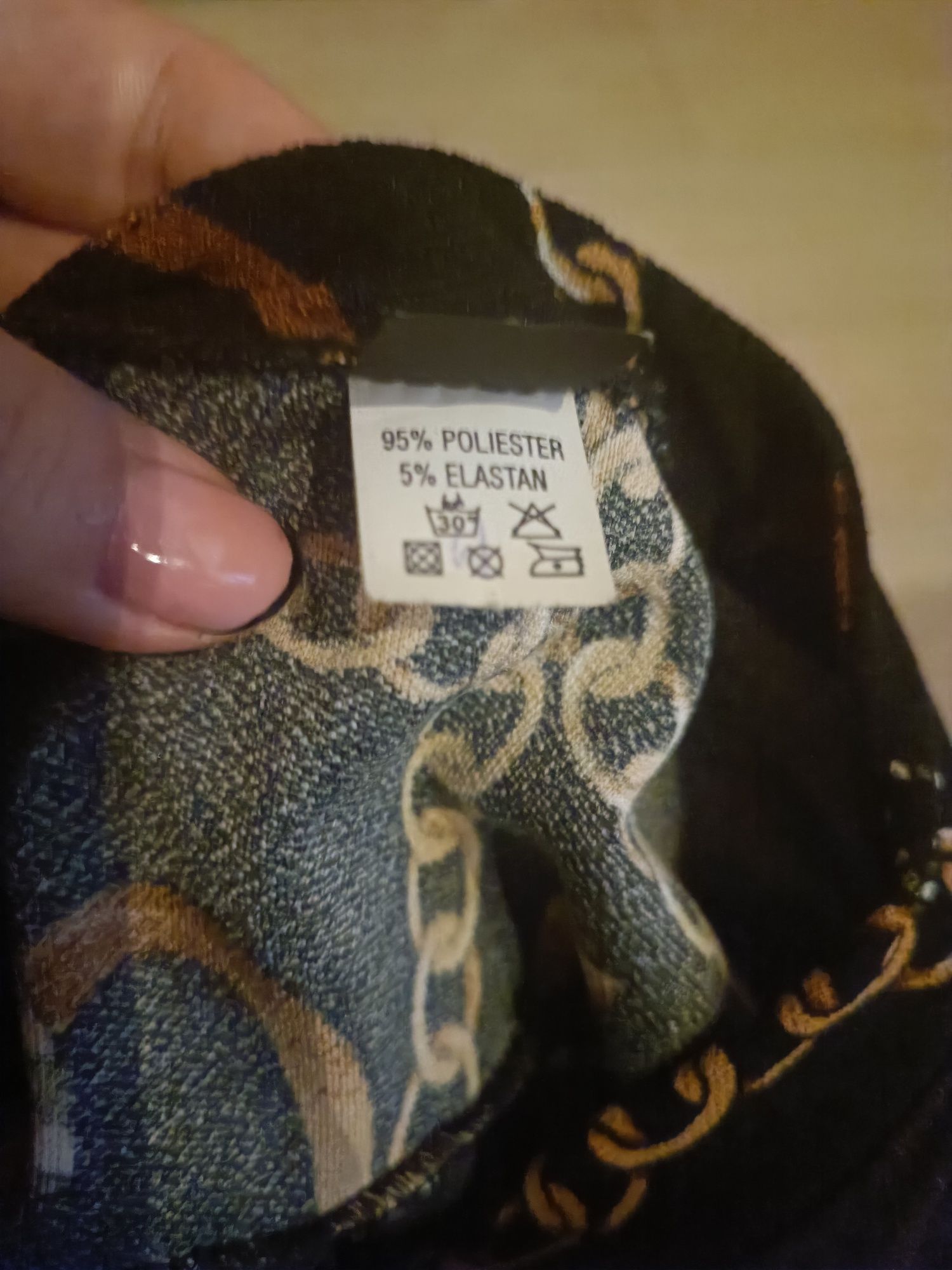 Sukienka czarna w łańcuch Ala Chanel plus size