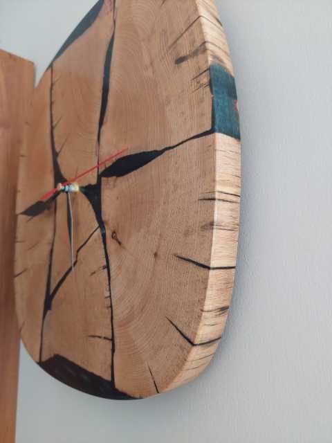 Oryginalny zegar ścienny z drewna z żywicą epoksydową