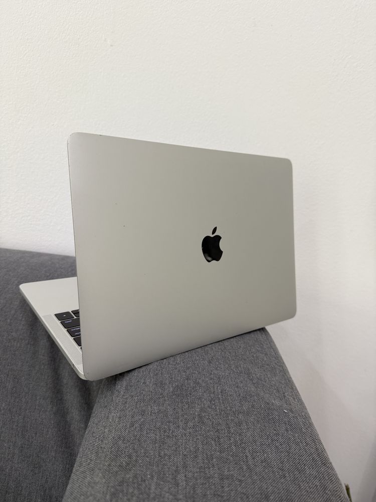 Macbook pro 13 2016 16 / 256 gb silver гарний стан