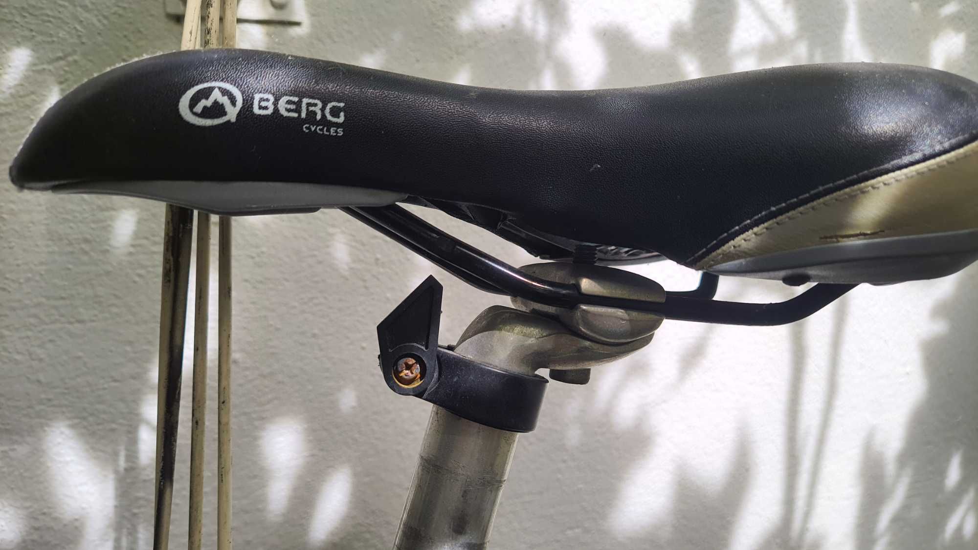 Bicicleta com algumas marcas de uso porém bem estimada.