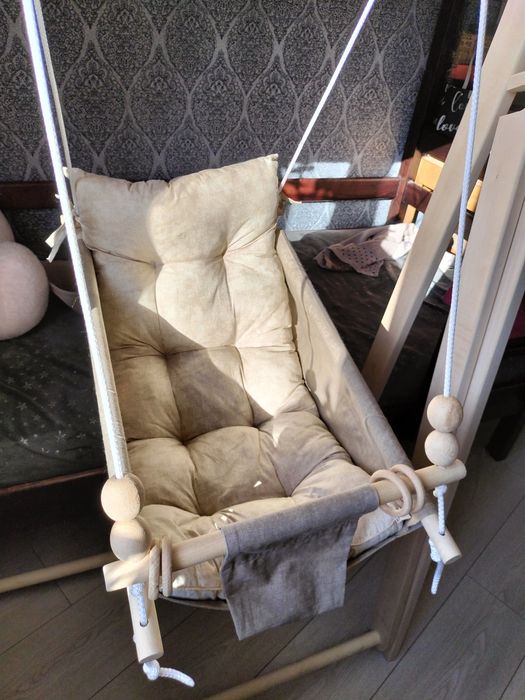 Гойдалка з дерев'яною стійкою