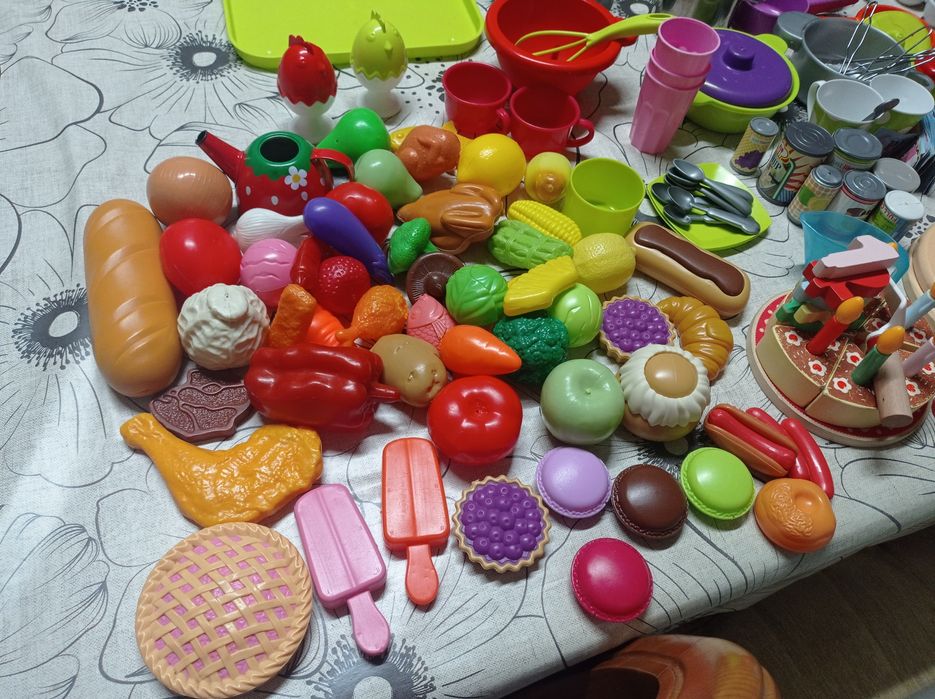 Lote de utensílios de cozinha e comida de brincar