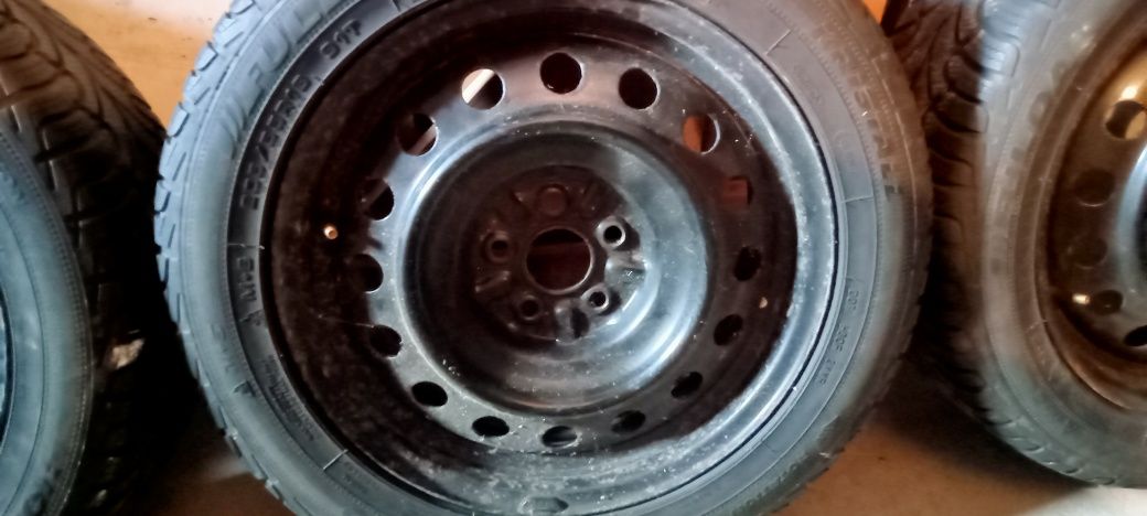 Opony zimowe na felgach 205/55 R16