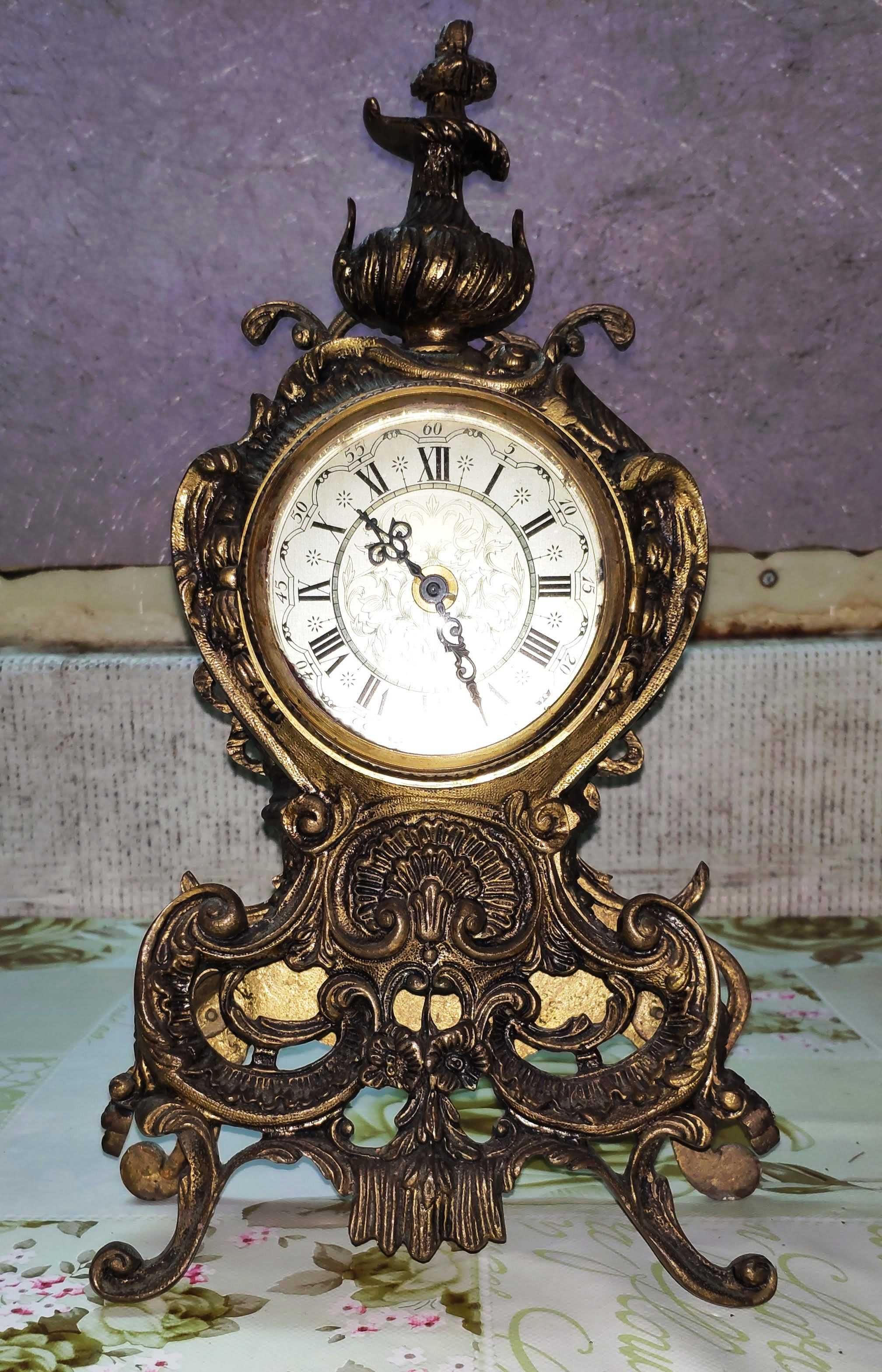 Relógio de mesa antigo em latão maciço