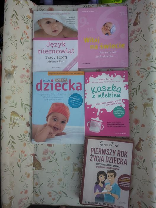 Przewijak i książka "kaszka z mlekiem"