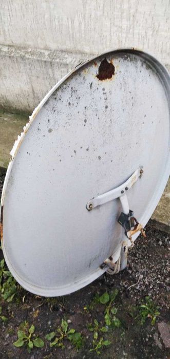 Супутникова тарілка на 3 робочі головки