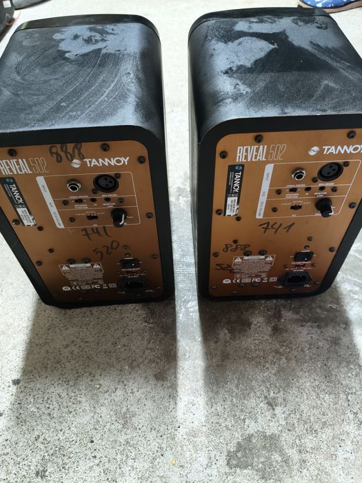 Par de monitor de estúdio ativo Tannoy Reveal 502.