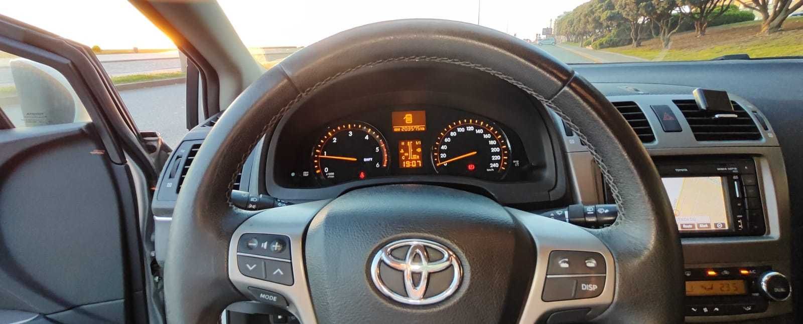 Toyota Avensis 2.0 D4D (126CV) - Exclusive + Estofos em Pele + GPS